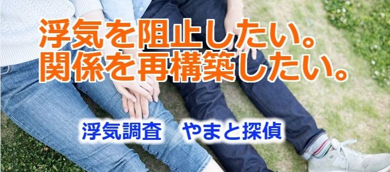 カップルが手をつなぎ
なかよくしている画像　