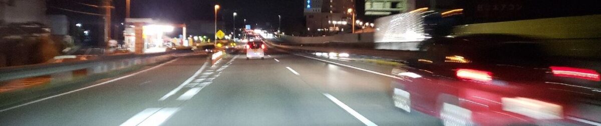 夜の街明かり　直線道路