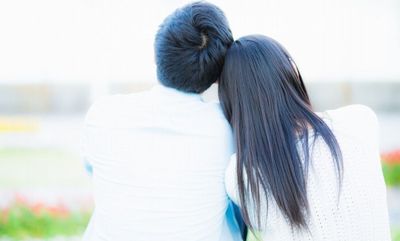 カップルが芝生に座る姿