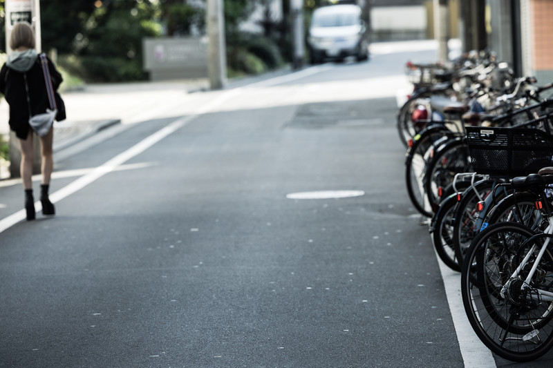 自転車が道端にある静かな市街地の道